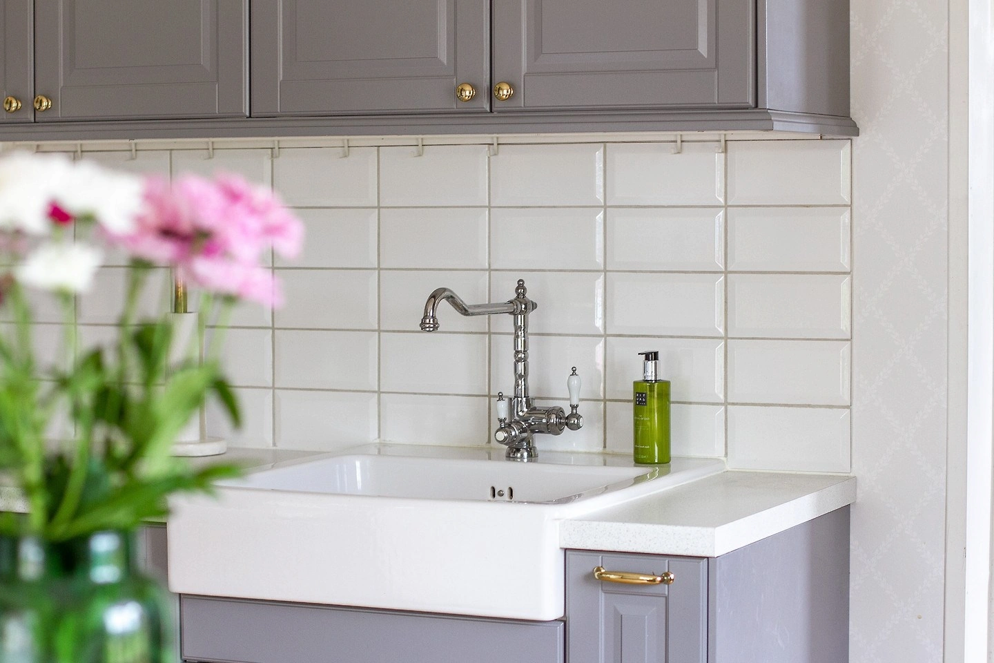 Detail van de authentieke wasbak in de landelijke keuken van Hus Björken