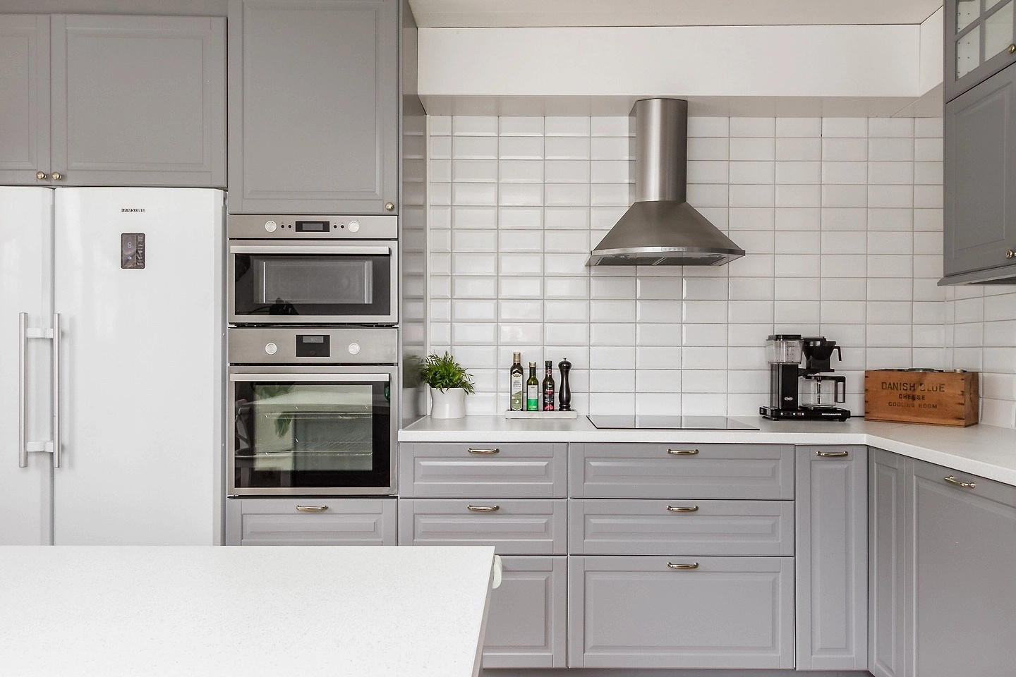 Modern kookgedeelte in Hus Björken met inductiekookplaat, oven, magnetron en afzuigkap