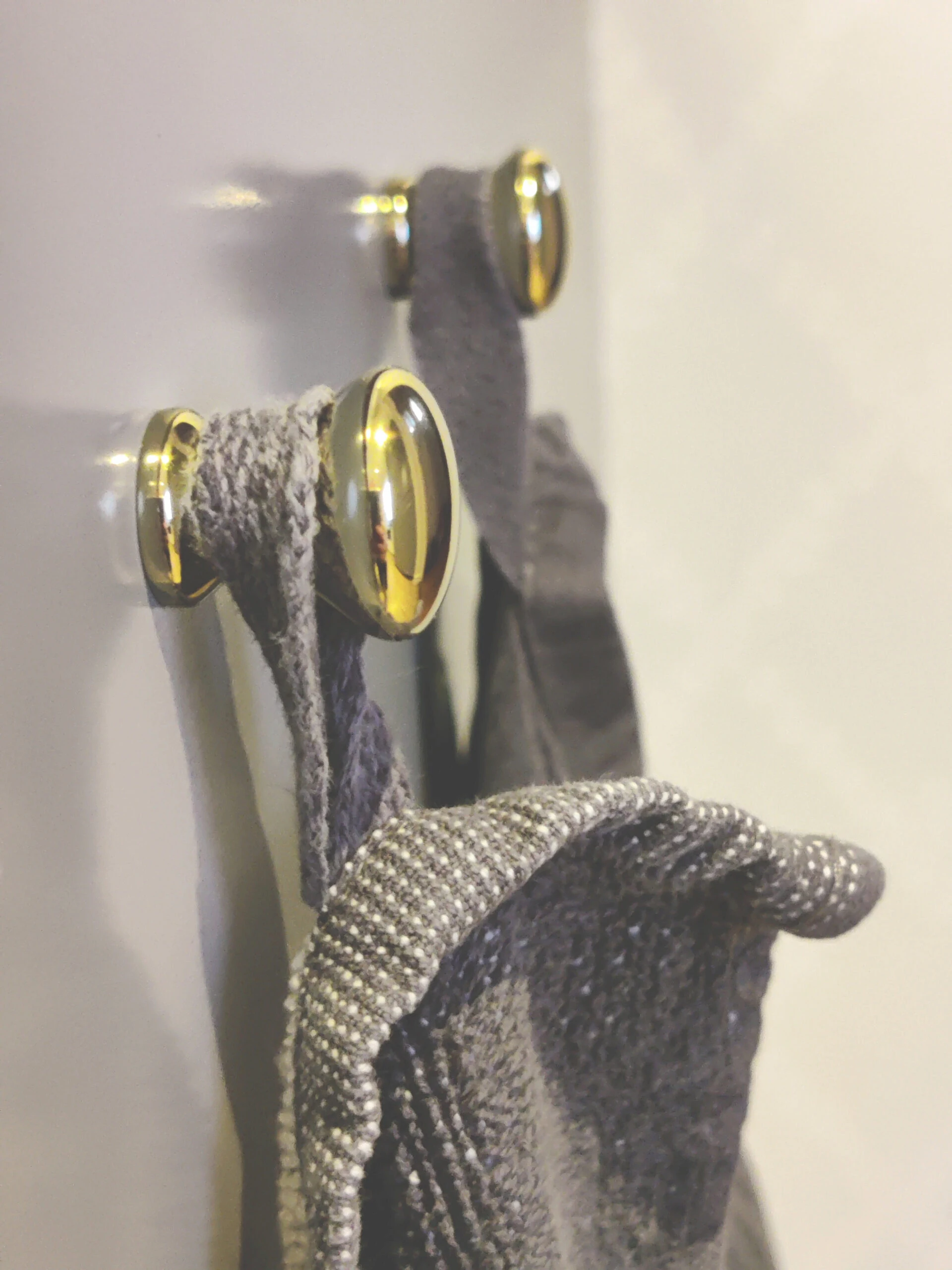 Detail van de handdoeken en theedoeken aan haakjes in de keuken van Hus Björken