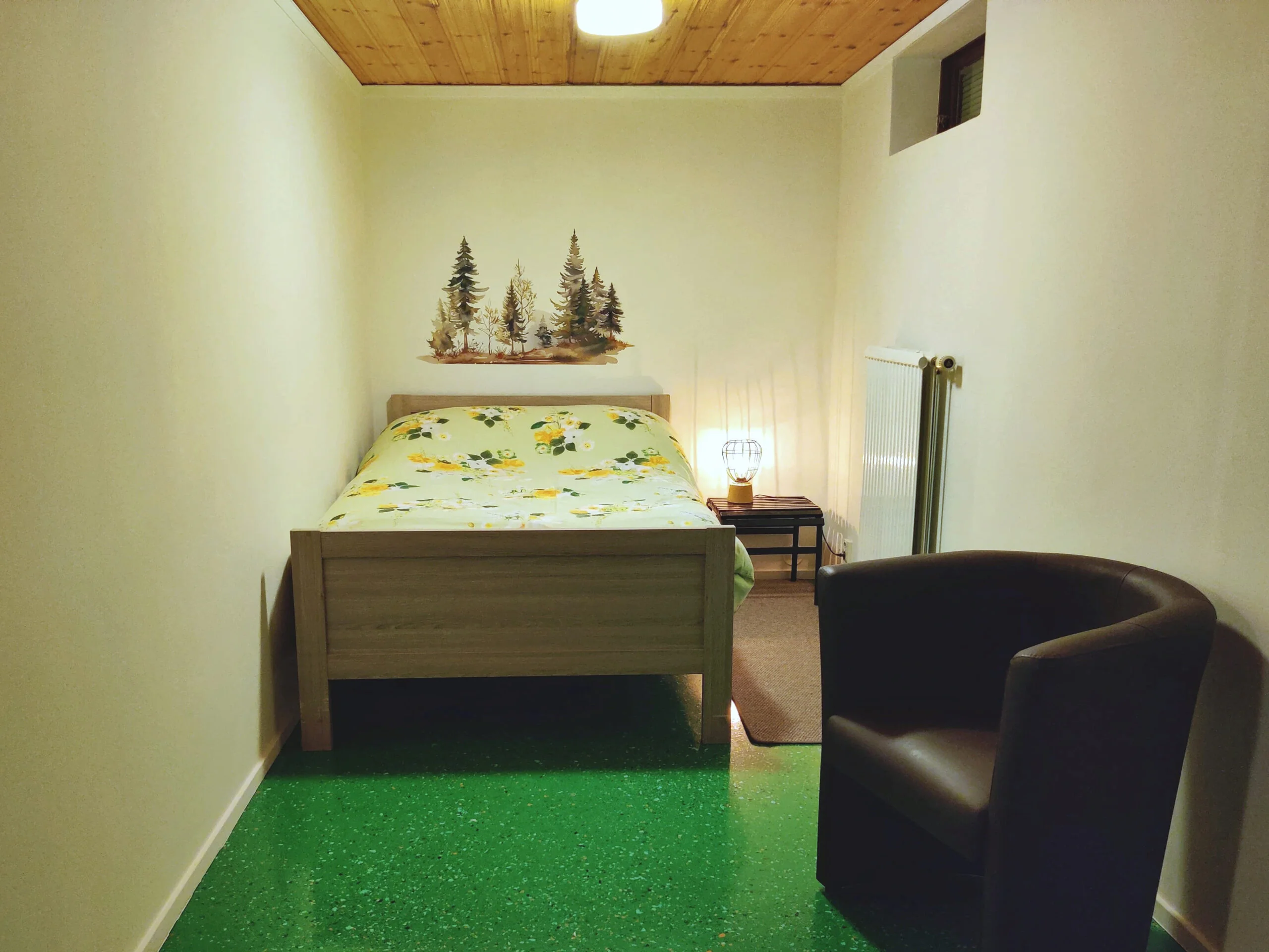 Knusse slaapkamer in het souterrain van Hus Björken met een bed van 120x200