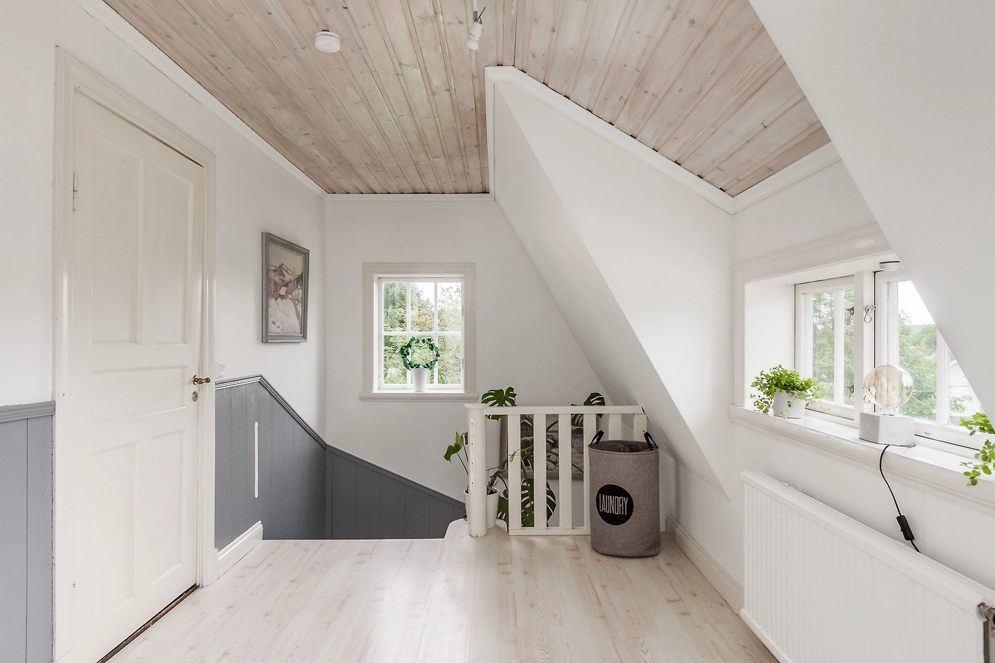 De ruime en lichte overloop van Hus Björken met zicht op de tuin.