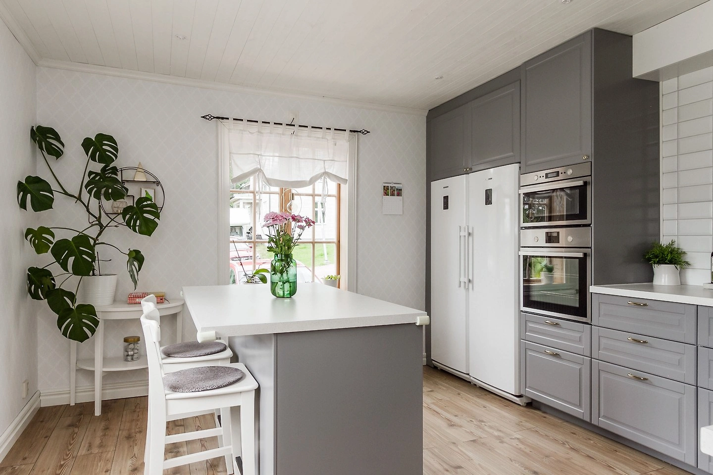 Moderne keuken in Hus Björken met bar-eiland, grote koelkast en vriezer in Hagfors