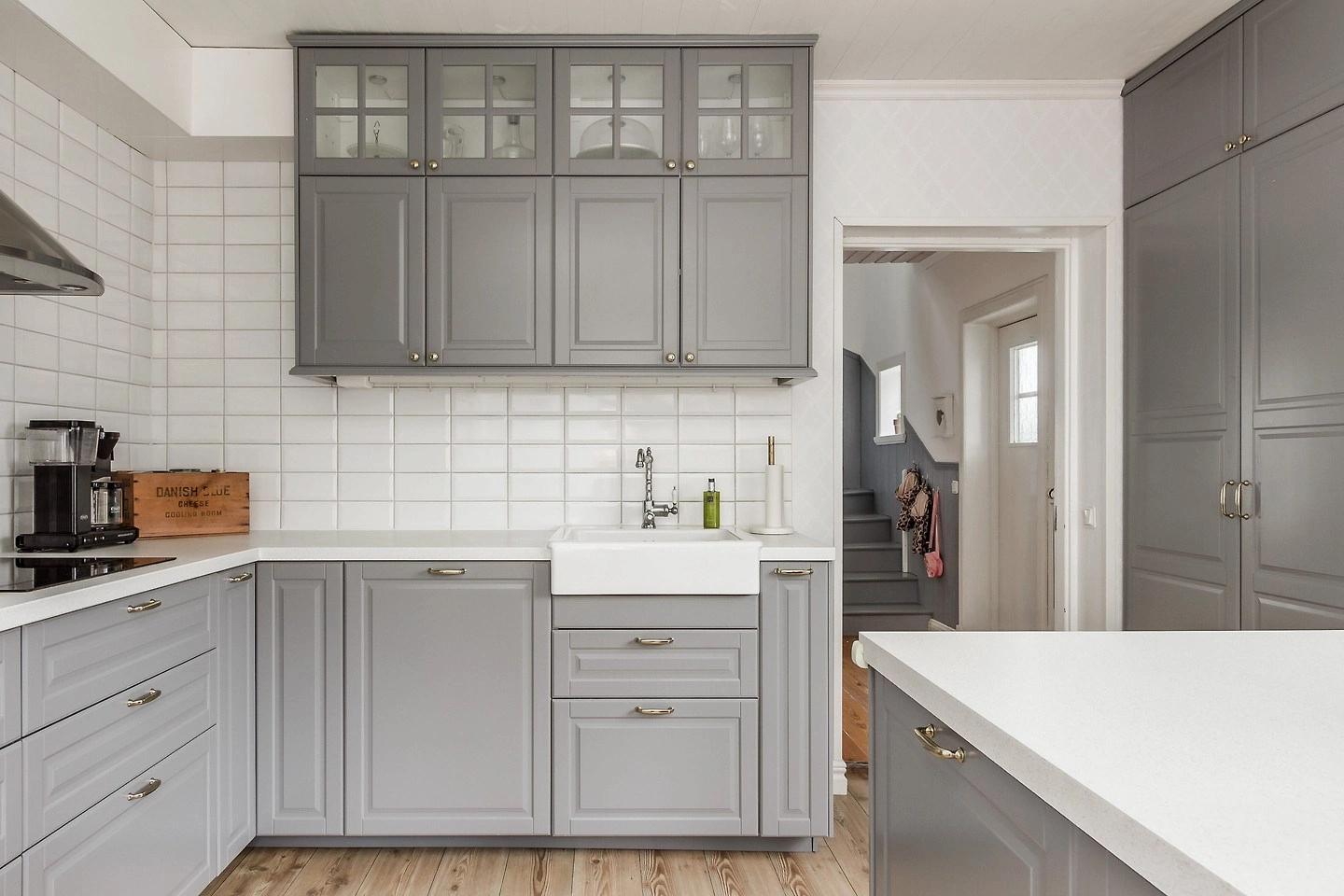 Nette keukenwastafel en aanrecht in de volledig uitgeruste keuken van Hus Björken