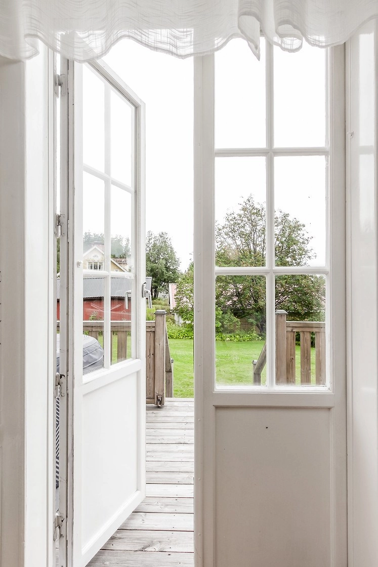 Openslaande tuindeuren van Hus Björken die toegang geven tot de veranda en de tuin in Hagfors