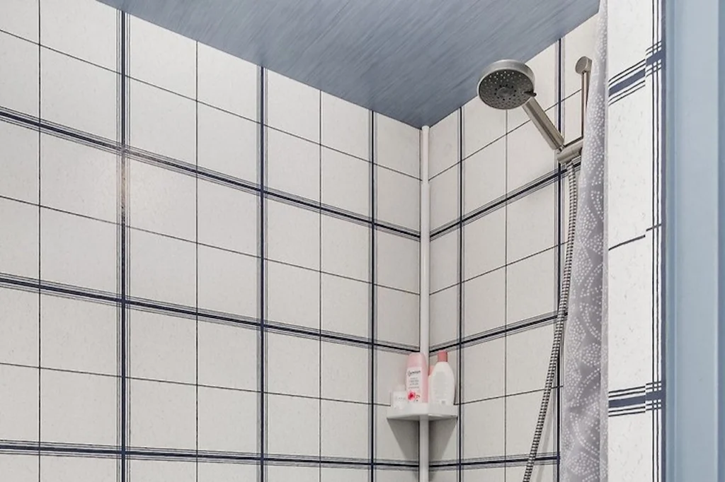 Eenvoudige en ruime doucheruimte in het souterrain van Hus Björken