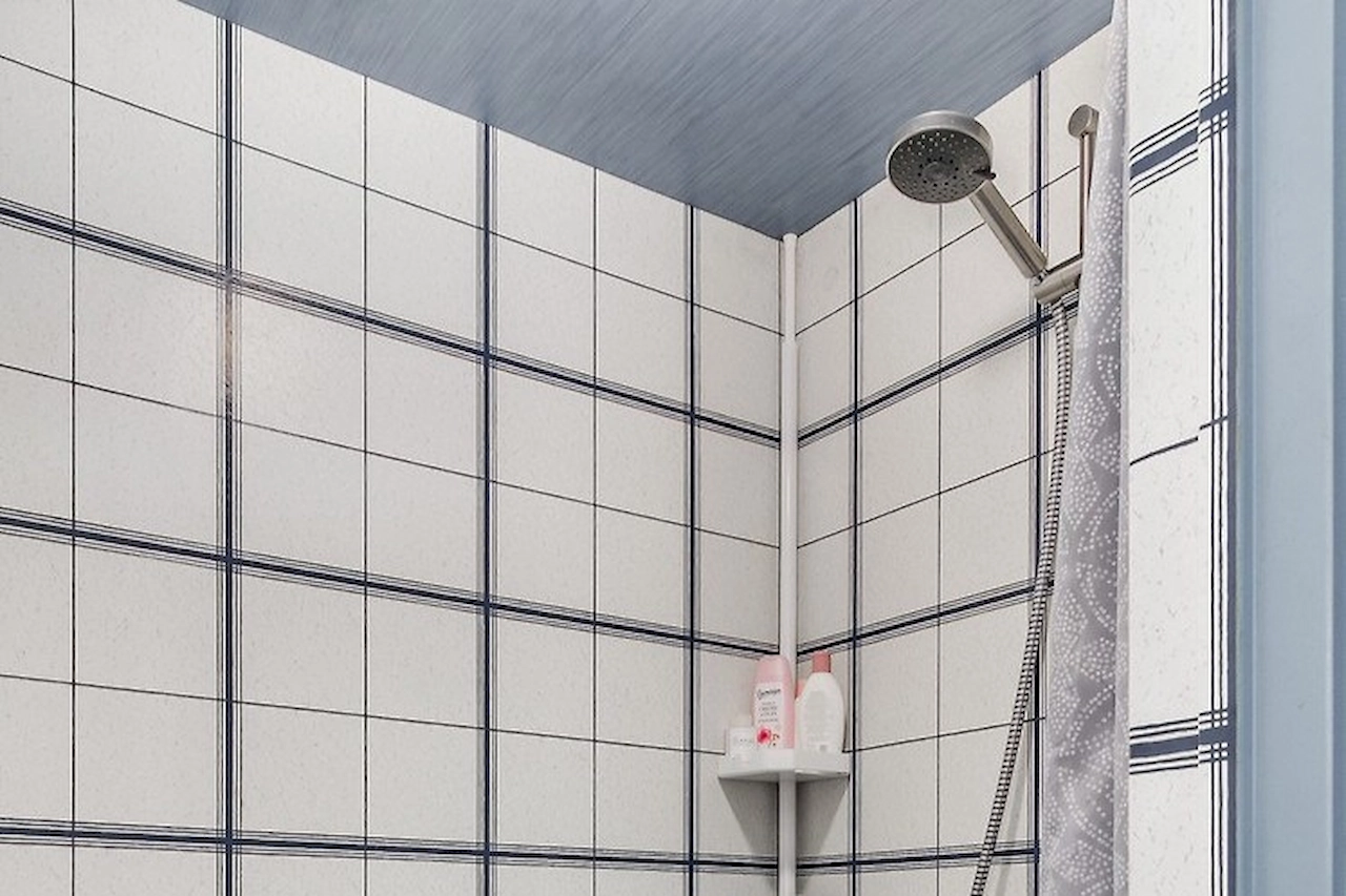 Eenvoudige en ruime doucheruimte in het souterrain van Hus Björken