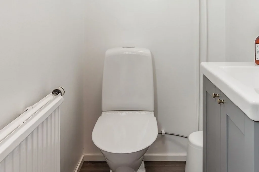 Het toilet in het souterrain van Hus BjörkenHet toilet bevindt zich in het souterrain.