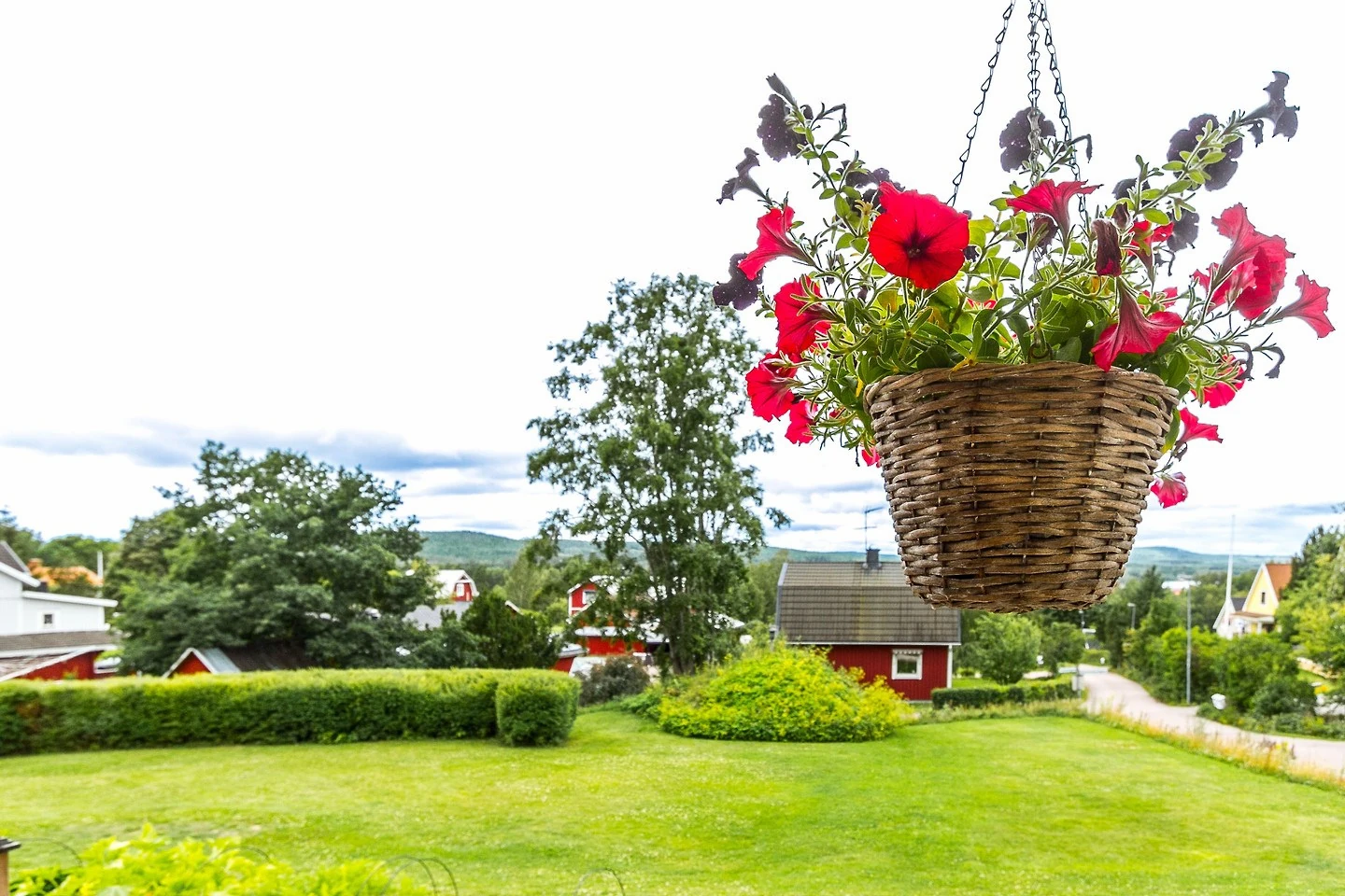Weids uitzicht over de tuin en de natuur van Värmland vanaf de veranda van Hus Björken