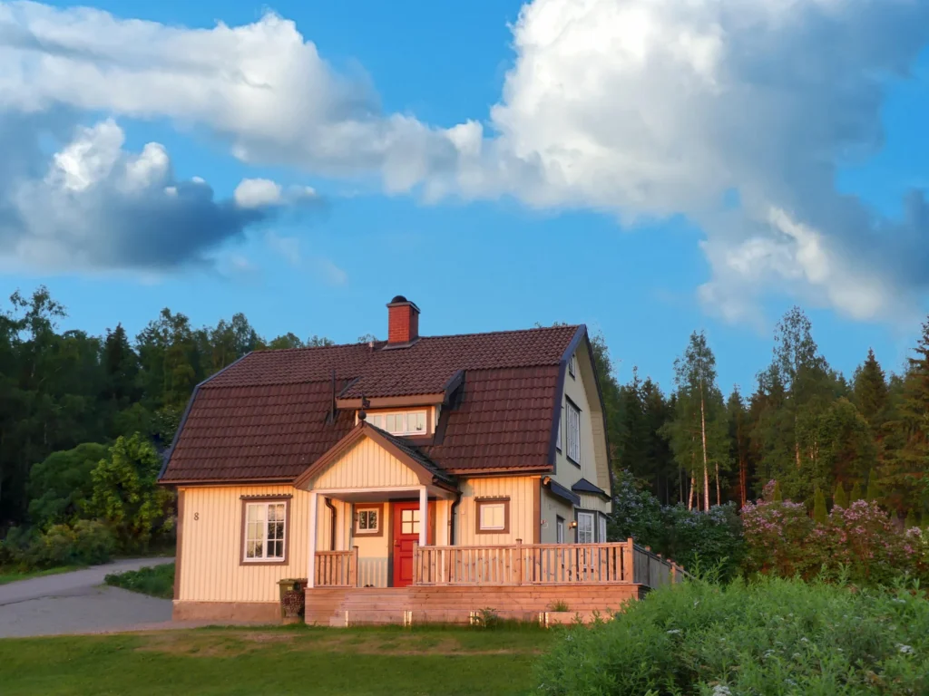 Vakantiehuis Hus Björken rustig gelegen aan de bosrand in Värmland, omgeven door hoge dennen voor optimale ontspanning.