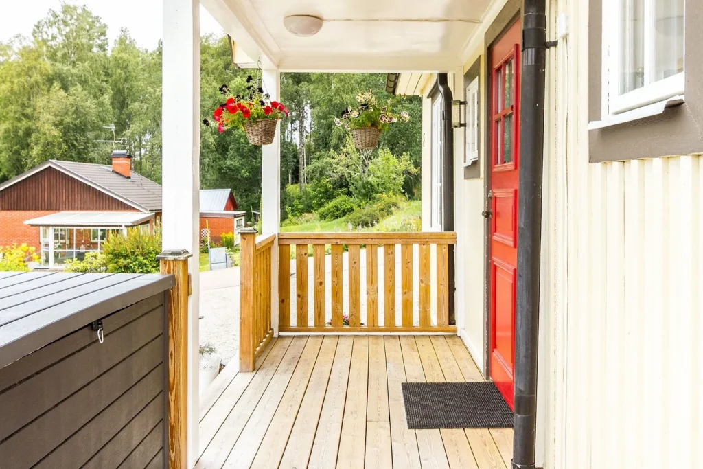 Detail van de entree en de overdekte veranda van vakantiehuis Hus Björken