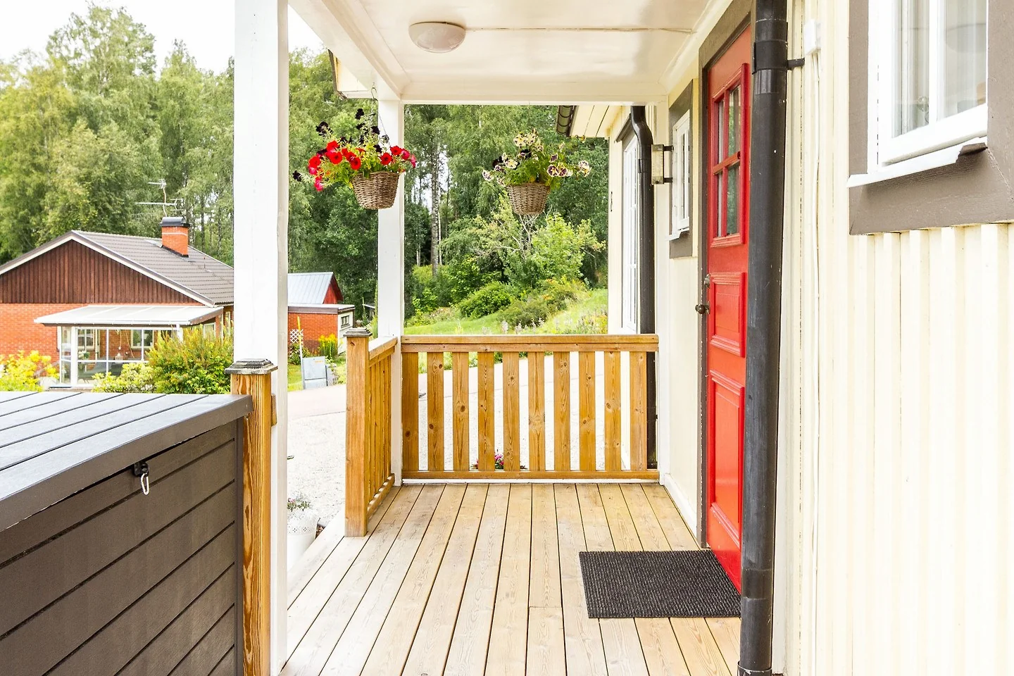 Detail van de entree en de overdekte veranda van vakantiehuis Hus Björken