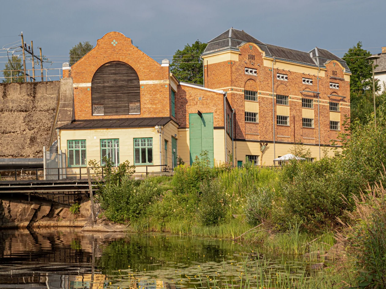 De industriële buitenkant van de Gamla Kraftstationen in Deje, een oude krachtcentrale die nu dienst doet als kunsthal en café.