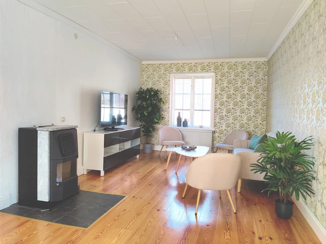 Gezellige zithoek in Hus Björken met comfortabele fauteuils en een sfeervolle pelletkachel