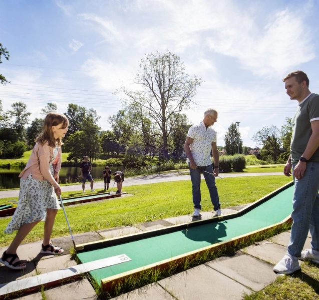 Gezellige midgetgolfbaan van de Hagfors Bangolfklubb aan de rivier de Uvån in het centrum van Hagfors.
