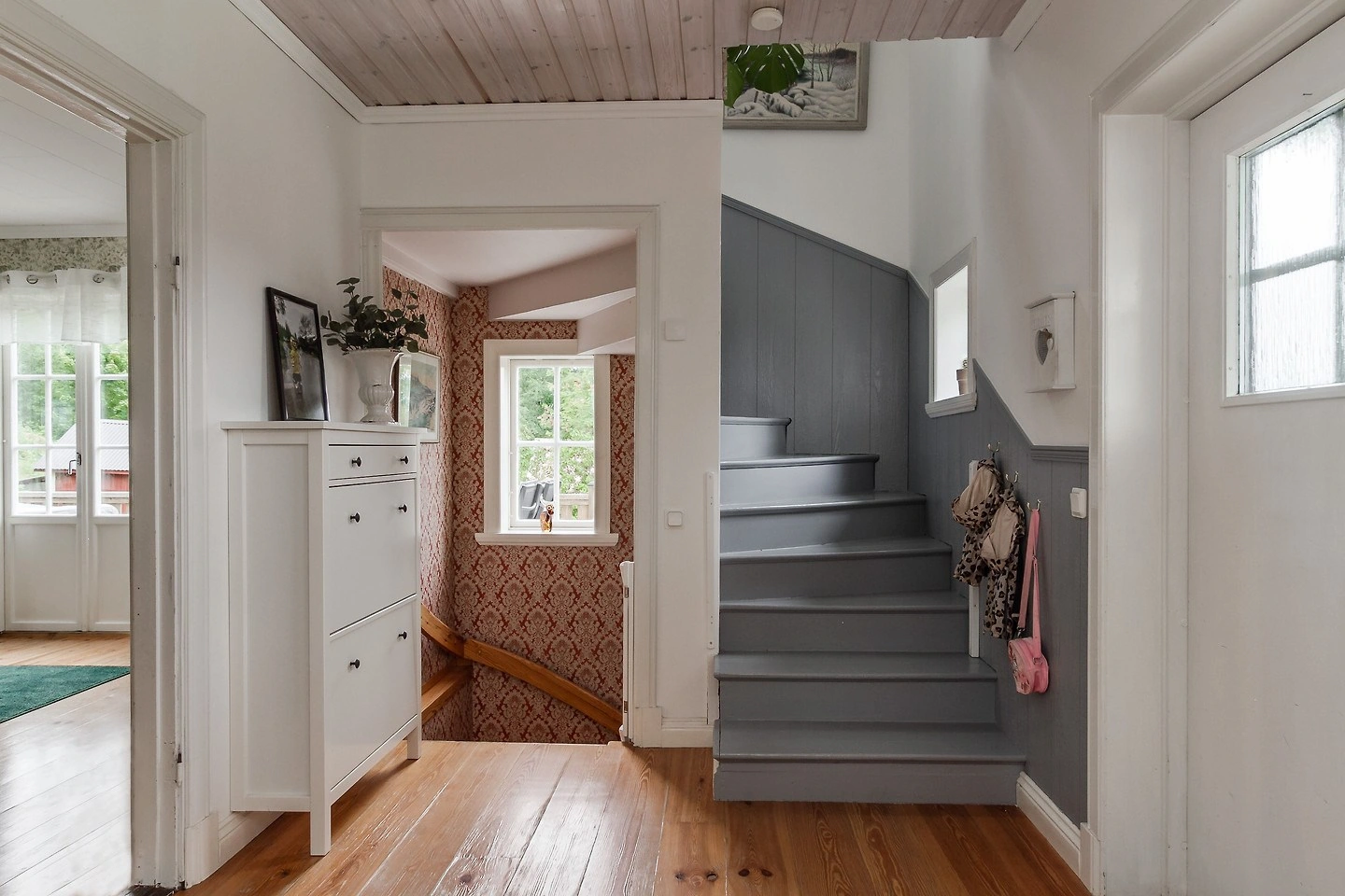 De centrale trap in de entree van Hus Björken met toegang tot de boven- en onderverdieping