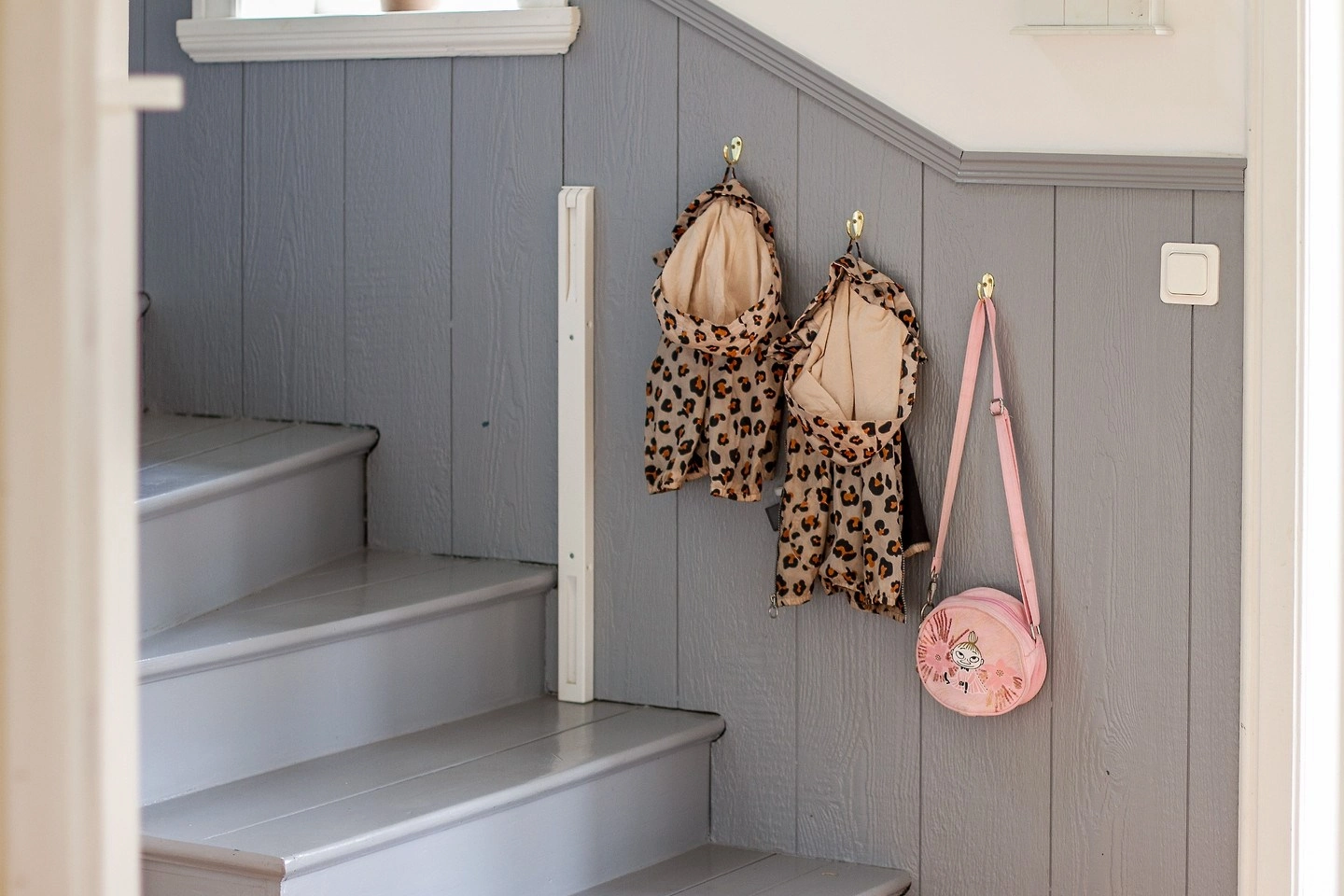 De houten trap naar de bovenverdieping in de entree van Hus Björken