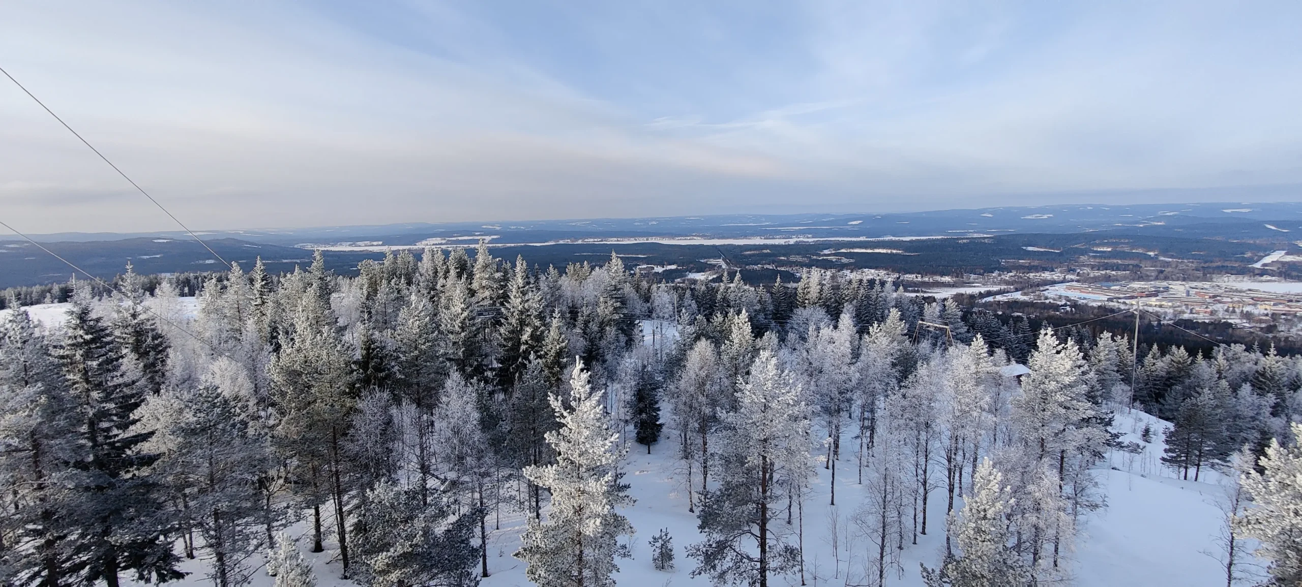 Panoramisch uitzicht vanaf Värmullsåsens Utsiktstorn in Hagfors, Värmland – een uitkijktoren te midden van de natuur
