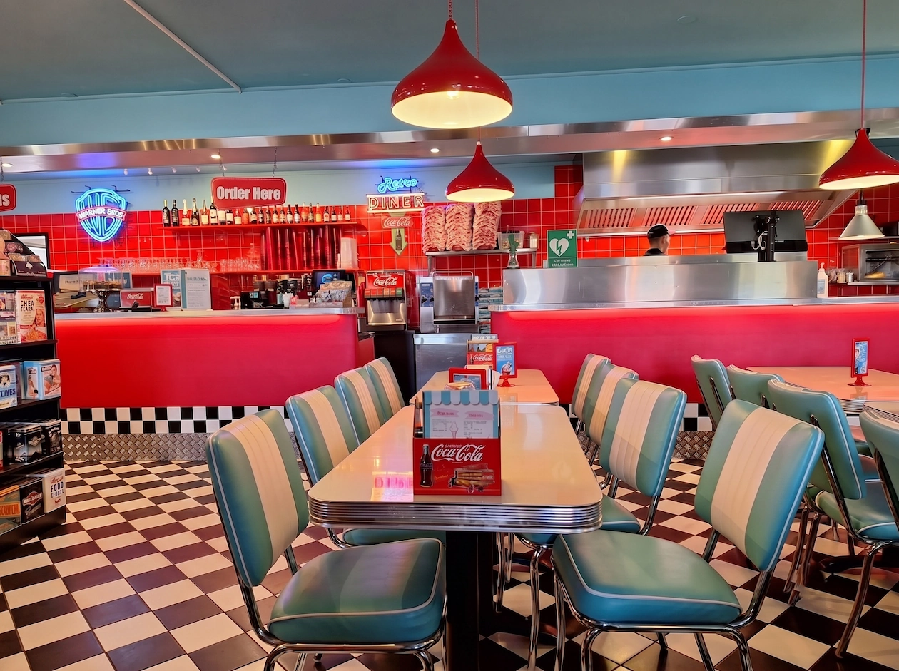 Het kleurrijke jaren 50 interieur van de Amerikaanse 45 Diner in Sunne met turquoise-witte stoelen en een rode bar.
