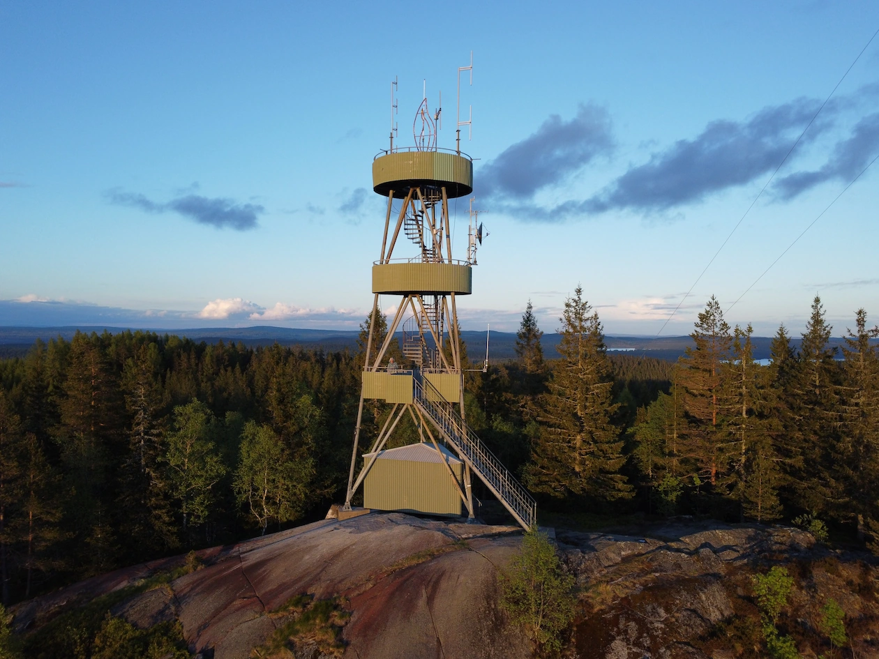 De ijzeren uitkijktoren op de top van de Varmullsåsen in Hagfors.