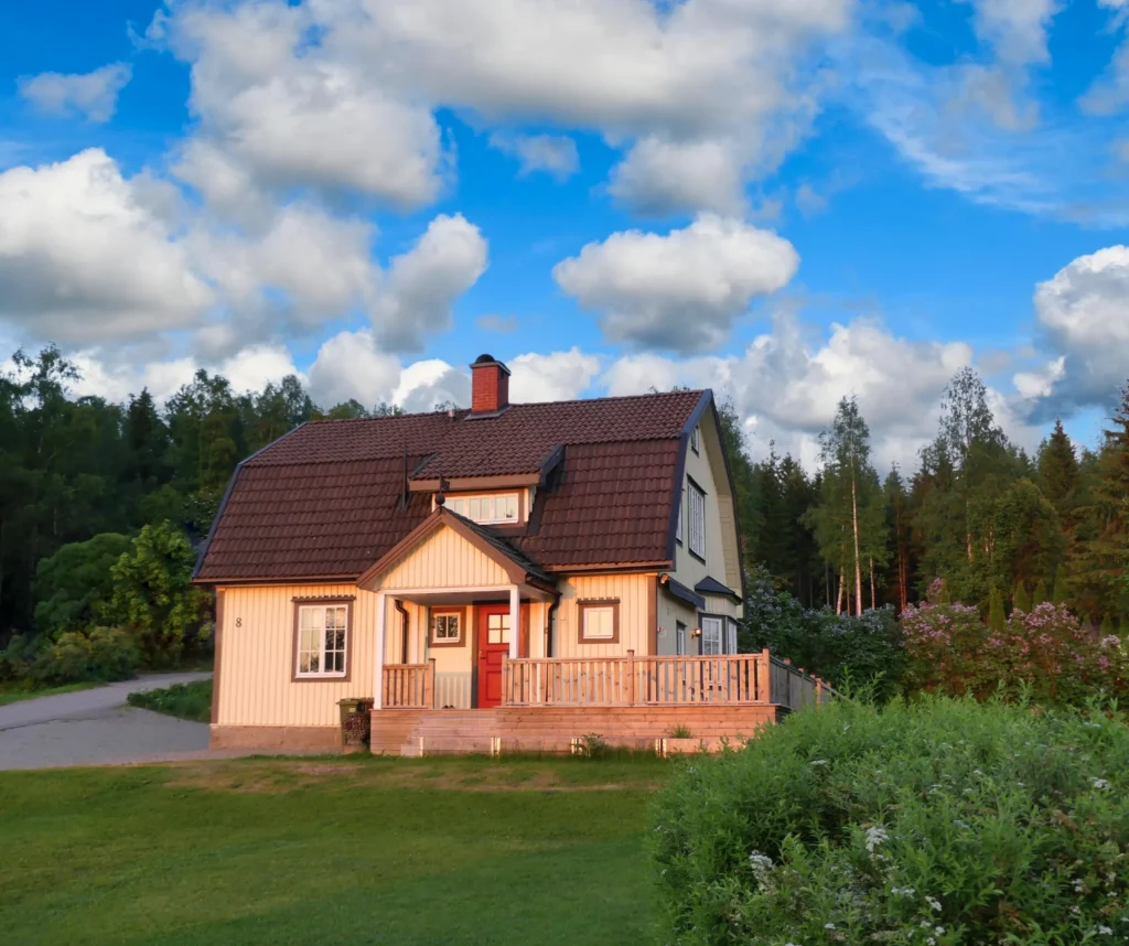 Vakantiehuis Hus Björken rustig gelegen aan de bosrand in Värmland, omgeven door hoge dennen voor optimale ontspanning.